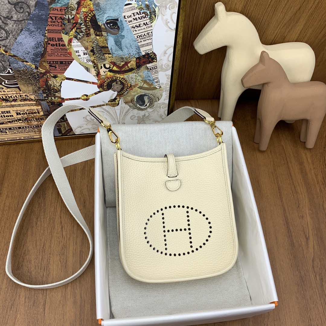 20230221_i1676973469_8375_0.jpg Hermès Evelyne TPM Nata Clemence Gold Hardware - Image 1