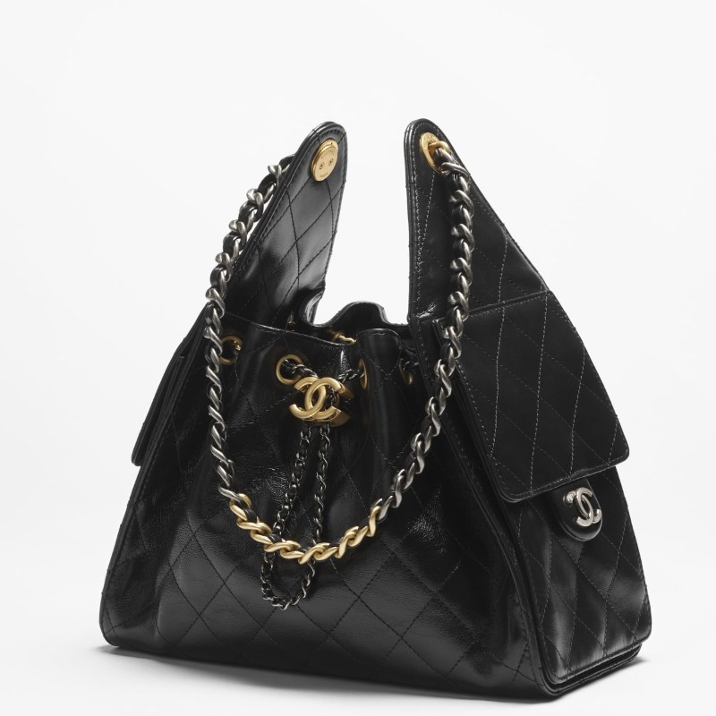 FALL WINTER 2025/26 CHANEL 25 SMALL HANDBAG