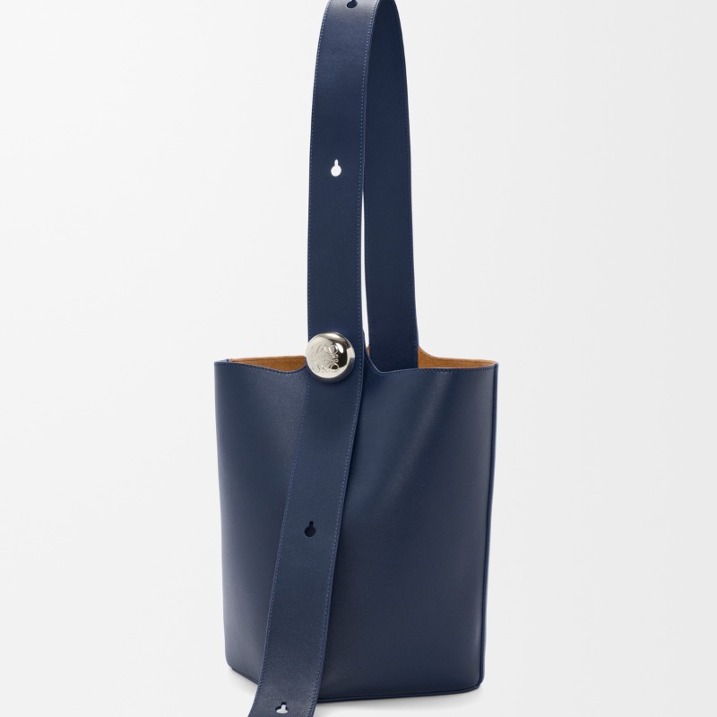 Medium Pebble bucket in smooth calfskin
