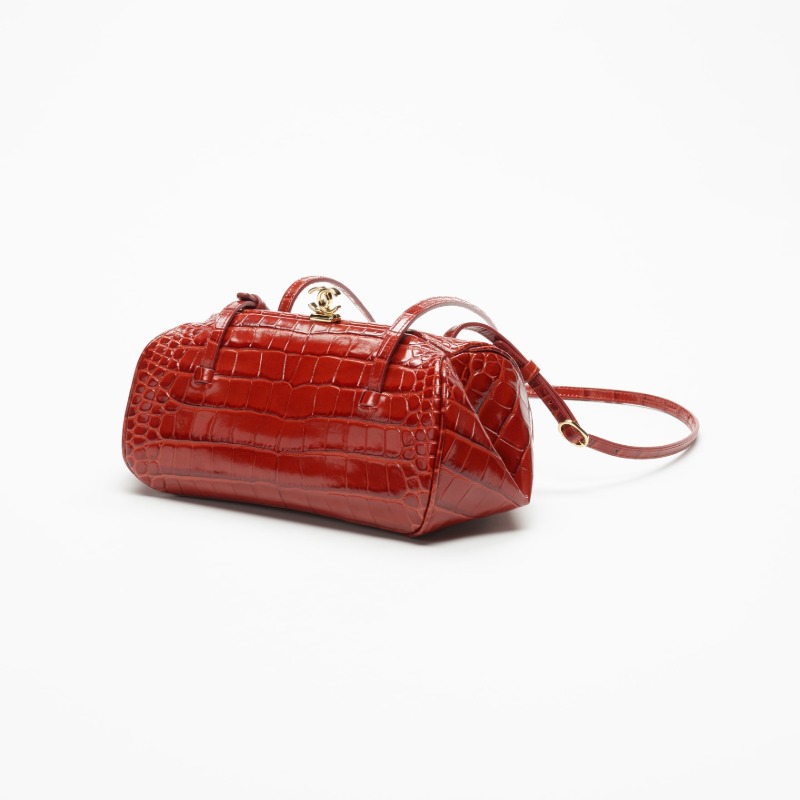 CHANEL MÉTIERS D’ART 2026 CLUTCH WITH LEATHER STRAP